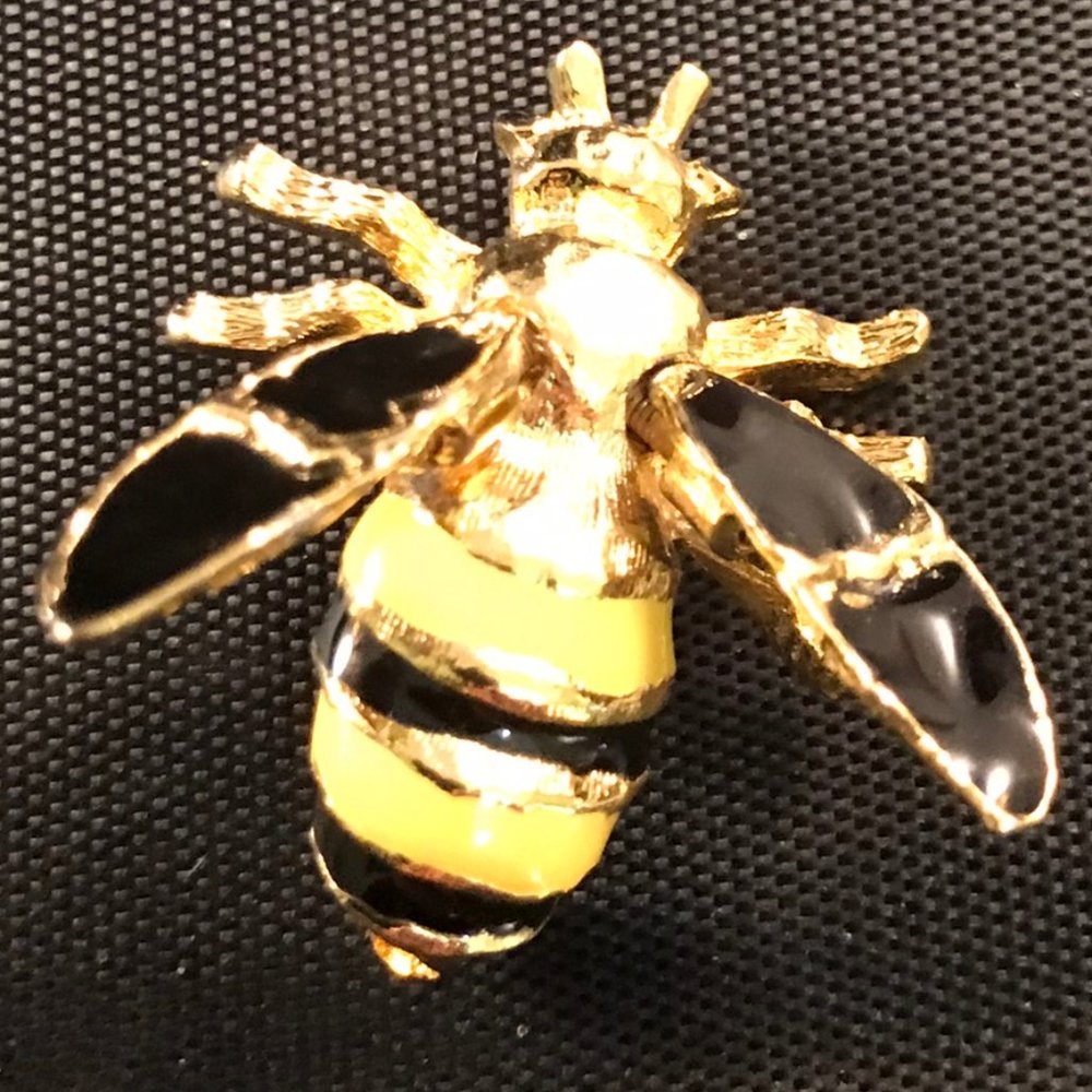 Bumble Bee Brooch with springed movable Wings